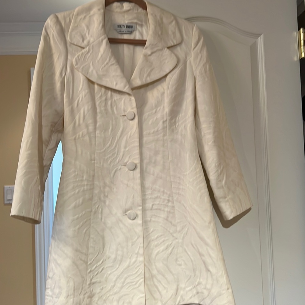 White coat/dress fully lined with front buttons and round lapels